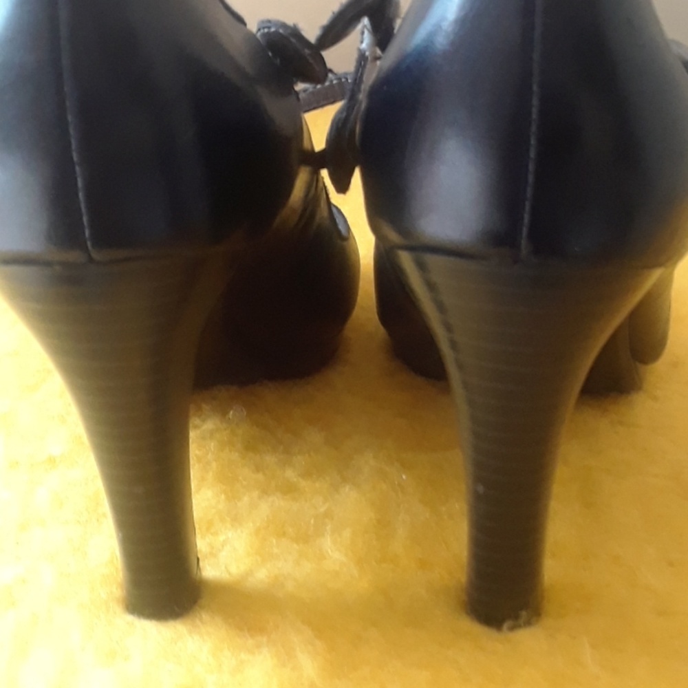 Shoes - Picture 4 of 6